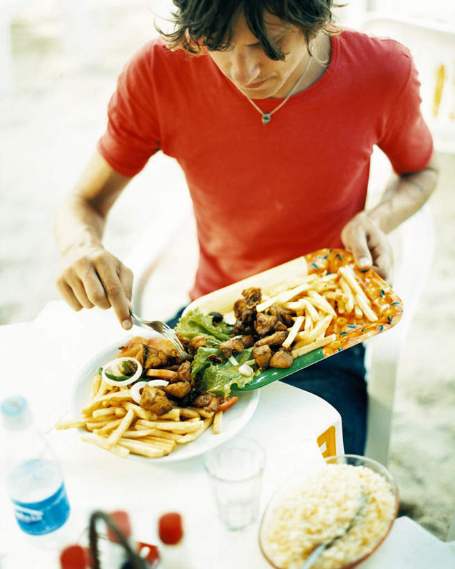 西方人,手,一个人,同事,站,竖图,俯视,室内,白天,烹饪,西餐,成功,合作,团队,集体,信心,餐桌,厨房,桌子,蔬菜,餐具,项链,托盘,玻璃,欧洲,欧洲人,仅一个男性,仅一个人,仅一个中年男性,许多,握,阴影,服装,朦胧,模糊,新鲜,光线,布料,碟子,盘,影子,灯光,生菜,莴苣,料理,食品,刀具,很多,拿,布纹,拿着,注视,休闲装,队伍,薯条,菜肴,美食,玻璃制品,装饰品,桌布,食物,一个,衣服,盘子,餐巾,容器,饰品,首饰,碟,台布,碗,刀,快餐,低头,观察,看,站着,休闲,手部,休闲服,西式,握着,服饰,佳肴,有机食品,绿色食品,单个,餐台,观看,储藏,察看,领导,成就,储存,关注,合伙,领袖,西式快餐,垃圾食品,春菜,鹅仔菜,莴仔菜,千金菜,叶用莴苣,男人,男性,中年男性,白种人,站立,半身,彩图,高角度拍摄,灶间,贮存,匕首