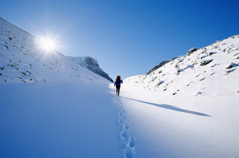 西方人,一个人,走,横图,室外,白天,山,太阳,雪,雪山,大雪,欧洲,欧洲人,仅一个女性,仅一个人,一排,许多,脚印,阴影,服装,整齐,光线,影子,冰,积雪,山峰,雪景,冬季,冬天,地面,山峦,很多,排列,背面,衣服,阳光,仅一个中年女性,温暖,寒冷,服饰,羽绒服,保暖,足迹,冰冷,御寒,队列,严寒,冰凉,酷寒,凛冽,凛凛,极冷,行踪,脚迹,冬装,女人,女性,中年女性,白种人,步行,散步,走路,彩图,全身