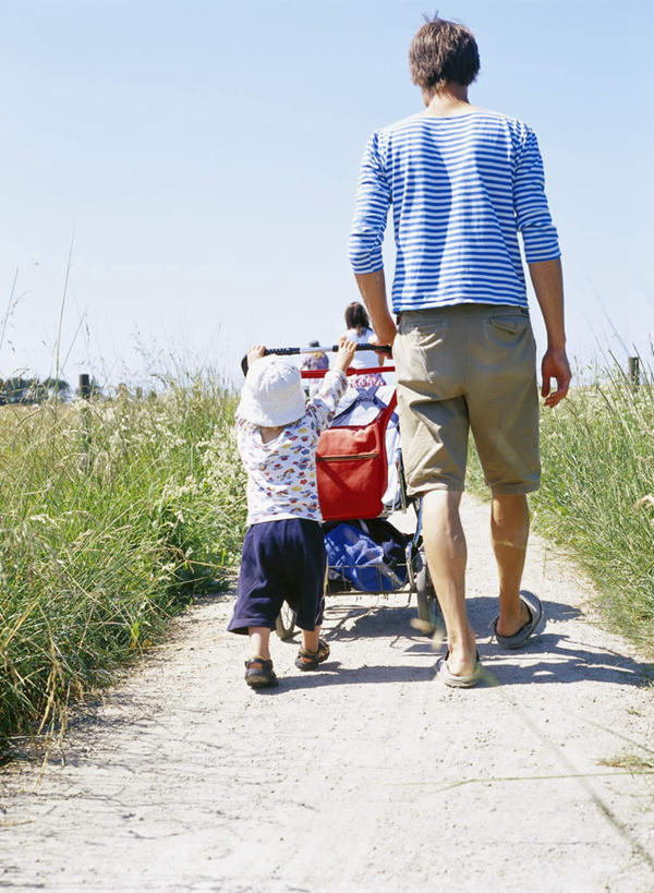 西方人,儿童,两个人,家庭,父亲,儿子,走,推,竖图,室外,白天,旅游,度假,纯洁,草地,草原,美景,植物,道路,路,欧洲,欧洲人,阴影,光线,推车,影子,景观,旷野,云,云朵,小路,杂物,交通,云彩,娱乐,草,树,树木,小孩,背面,蓝色,绿色,白云,蓝天,天空,阳光,自然,行李,天,享受,休闲,温暖,温馨,父子,一家人,景色,放松,父爱,可爱,童年,童趣,生长,成长,和睦,自然风光,原野,童真,烂漫,无邪,天真,男孩,男人,男性,年轻男性,白种人,孩子,年轻人,步行,散步,走路,彩图,全身,融洽,男生