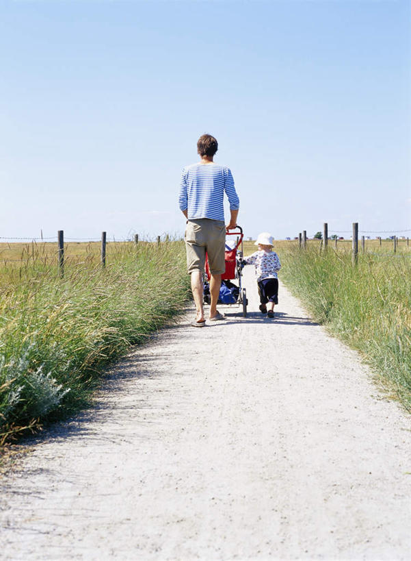 西方人,儿童,两个人,家庭,父亲,儿子,栏杆,走,推,竖图,室外,白天,旅游,度假,纯洁,草地,草原,美景,植物,道路,路,欧洲,欧洲人,阴影,光线,推车,影子,景观,旷野,云,云朵,围栏,小路,杂物,交通,云彩,娱乐,护栏,草,树,树木,小孩,背面,蓝色,绿色,白云,蓝天,天空,阳光,自然,行李,天,享受,休闲,温暖,温馨,父子,一家人,景色,放松,父爱,可爱,童年,童趣,生长,成长,和睦,自然风光,原野,童真,烂漫,无邪,天真,男孩,男人,男性,年轻男性,白种人,孩子,年轻人,步行,散步,走路,彩图,全身,融洽,男生