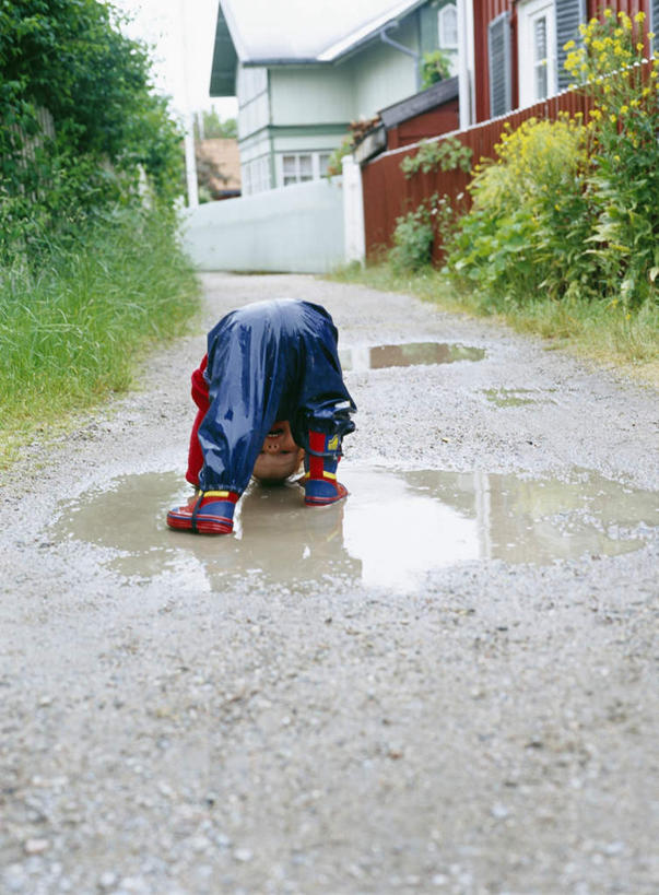西方人,儿童,一个人,家,站,竖图,室外,白天,纯洁,草地,草坪,植物,别墅,欧洲,欧洲人,仅一个男性,仅一个人,弯腰,房屋,屋子,泥土,土壤,公寓,注视,洋房,楼房,住宅,草,树,树木,小孩,背面,红色,蓝色,绿色,自然,观察,看,站着,仅一个小孩,可爱,童年,童趣,生长,成长,观看,保暖,察看,防寒,御寒,关注,雨衣,泥泞,童真,透气,烂漫,无邪,防水,弯身,冲锋服,冲锋衣,防潮,户外用品,天真,男孩,男人,男性,白种人,孩子,站立,彩图,全身,房子,男生