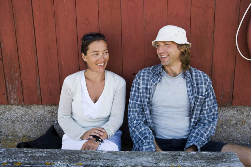 西方人,两个人,夫妻,坐,笑,微笑,露齿笑,横图,室外,白天,正面,爱情,帽子,欧洲,欧洲人,一排,许多,服装,整齐,木制,木板,墙,浪漫,休闲装,墙壁,墙面,排列,衣服,蓝色,白色,木制品,遮阳帽,休闲,休闲服,恩爱,恋人,服饰,渔夫帽,公文,队列,一顶,男人,男性,年轻男性,年轻女性,女人,女性,白种人,夫妇,情侣,坐着,半身,彩图,伴侣