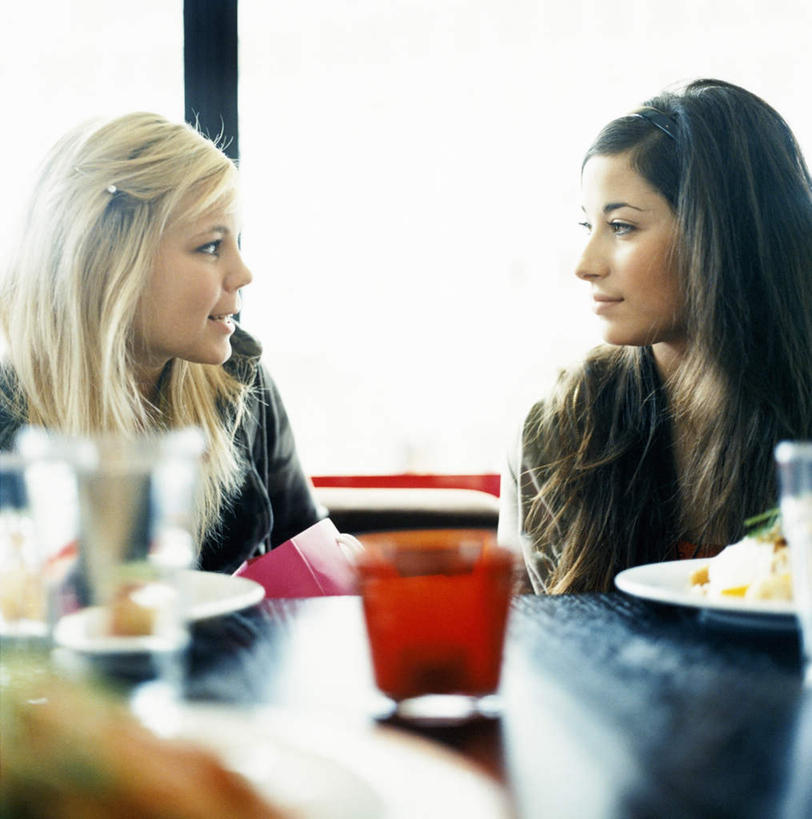 果汁,西方人,两个人,伙伴,朋友,餐厅,坐,竖图,室内,特写,白天,侧面,友谊,餐桌,窗户,桌子,杯子,椅子,欧洲,欧洲人,阴影,服装,光线,影子,饮品,休闲装,玻璃窗,相视,玻璃制品,饮料,衣服,阳光,水杯,休闲,面对面,休闲服,服饰,餐台,对视,可口,相对,相看,适口,友情,年轻女性,女人,女性,白种人,玻璃杯,坐着,半身,彩图,餐馆,饭店,饭馆