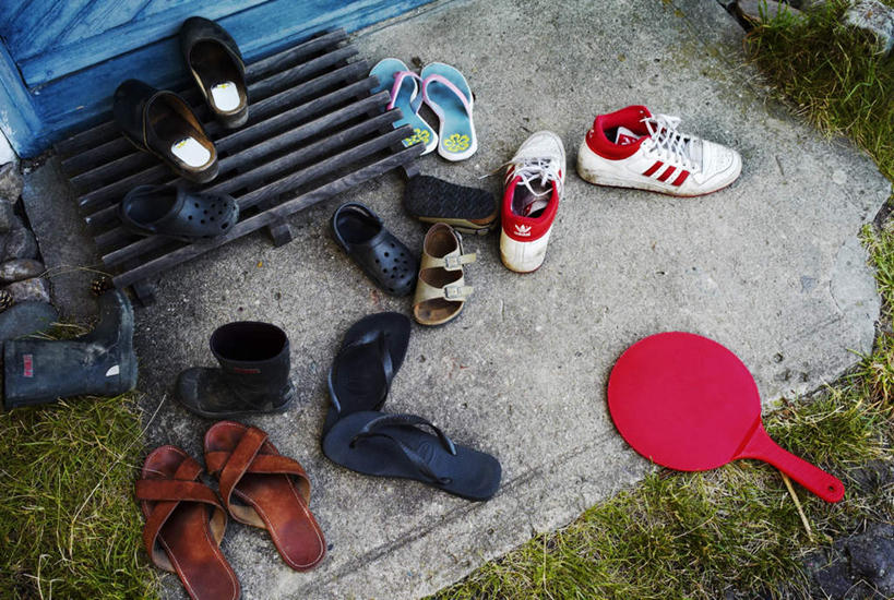 无人,横图,俯视,室外,白天,运动鞋,旅游,度假,草地,草坪,美景,植物,鞋子,一排,整齐,景观,乒乓球拍,乒乓球装备,球拍,娱乐,运动器械,草,排列,绿色,自然,享受,休闲,健身器械,景色,放松,休闲鞋,队列,自然风光,健身器材,乒乓球球拍,彩图,高角度拍摄,运动器材