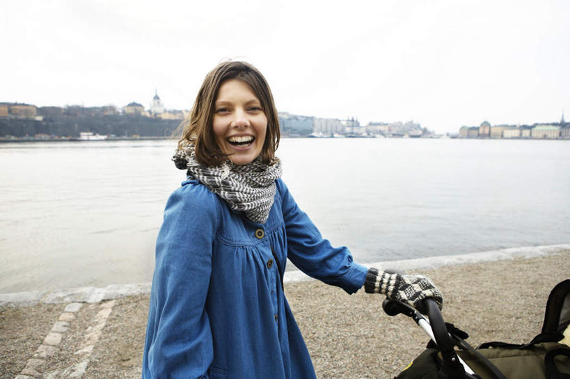 西方人,手,一个人,站,笑,微笑,露齿笑,横图,室外,白天,正面,海浪,海洋,沙滩,雾,自行车,欧洲,欧洲人,仅一个年轻女性,仅一个女性,仅一个人,一辆,握,阴影,服装,朦胧,模糊,光线,沙子,影子,海岸,浪花,沙地,拿,拿着,注视,休闲装,车,脚踏车,衣服,蓝色,蓝天,天空,阳光,海水,交通工具,天,观察,看,站着,休闲,手部,休闲服,握着,服饰,晴朗,观看,迷雾,察看,关注,载具,海景,万里无云,年轻女性,女人,女性,白种人,大海,风浪,海,海水的波动,海滩,近岸浪,涌浪,大雾,晴空,晴空万里,站立,半身,彩图