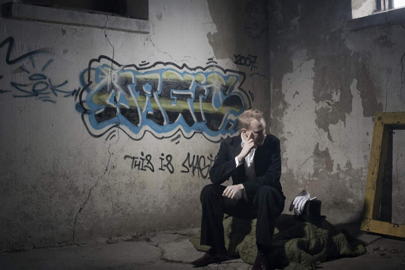 西方人,一个人,坐,横图,室内,白天,正面,抽象,西装,绘画,窗户,欧洲,欧洲人,仅一个男性,仅一个人,仅一个中年男性,撑,阴影,套装,正装,艺术,光线,彩绘,图案,影子,墙,艺术品,古典,扭头,托腮,注视,职业装,文化,斑驳,玻璃窗,墙壁,墙面,阳光,工艺品,观察,看,品味,托,转头,概念,观看,美术,察看,高雅,关注,托下巴,巫师,美学,班驳,图文,男人,男性,中年男性,白种人,坐着,彩图,全身,涂鸦