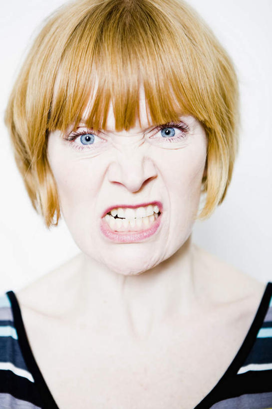 西方人,脸,头,脸颊,一个人,竖图,室内,特写,白天,白色背景,正面,欧洲,欧洲人,仅一个年轻女性,仅一个女性,仅一个人,阴影,服装,生气,反射,影子,注视,休闲装,衣服,观察,看,张嘴,休闲,休闲服,咬牙,愤怒,摄影,服饰,影棚,观看,恼怒,察看,愤慨,怒气,气愤,发怒,关注,怒火,情绪,脾气,张大嘴巴,忿怒,怨恨,强烈,气忿,愤恨,肝火,激动,年轻女性,女人,女性,白种人,头部,脸部,脸蛋,面部,张开嘴,半身,彩图,影棚拍摄,拍摄