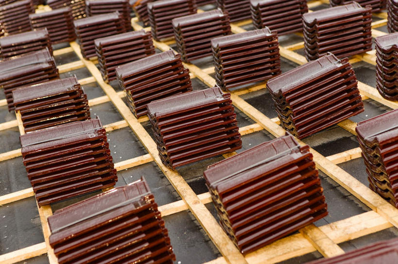 无人,家,横图,俯视,室外,特写,白天,建筑,一堆,一排,许多,阴影,堆叠,堆积,整齐,装饰,光线,瓦片,影子,房屋,屋顶,屋子,顶棚,瓦,装潢,楼房,住宅,排列,阳光,建造,堆,队列,屋瓦,粉饰,彩图,高角度拍摄,房子