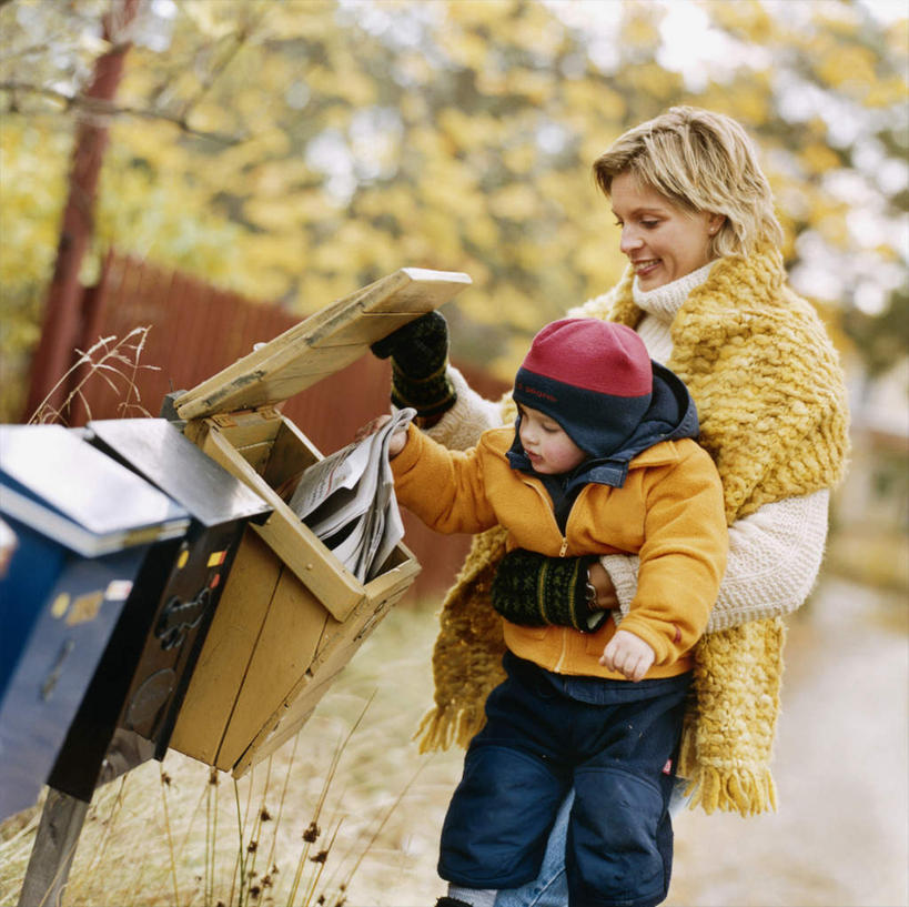 西方人,儿童,两个人,家庭,母亲,儿子,栏杆,抱,方图,室外,白天,正面,阅读,纯洁,科技,树林,植物,道路,路,公路,报纸,欧洲,欧洲人,握,学习,阴影,光线,网络,信息,标志,符号,数字,文字,影子,邮件,围栏,交通,拿,拿着,注视,标识,护栏,邮箱,树,树木,小孩,蓝色,绿色,蓝天,天空,阳光,自然,天,观察,看,温暖,温馨,母子,一家人,可爱,母爱,童年,童趣,浏览,握着,通信,创意,生长,晴朗,成长,抱着,观看,和睦,察看,搂着,关注,童真,烂漫,无邪,万里无云,天真,男孩,年轻女性,女人,女性,白种人,孩子,年轻人,晴空,晴空万里,马路,怀抱,搂,搂抱,相抱,拥抱,半身,彩图,融洽,男生