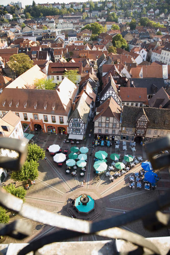 无人,餐厅,家,栏杆,竖图,俯视,室外,白天,旅游,度假,植物,别墅,桌子,标志建筑,地标,建筑,椅子,德国,欧洲,阴影,光线,伞,瓦片,影子,雨伞,遮阳伞,房屋,屋顶,屋子,公寓,围栏,顶棚,瓦,娱乐,阳伞,建设,洋房,护栏,楼房,住宅,树,树木,绿色,阳光,自然,享受,休闲,旅游胜地,放松,建造,生长,成长,西欧,屋瓦,德意志联邦共和国,莱茵兰.普法尔茨州,彩图,高角度拍摄,房子,餐馆,饭店,饭馆,咖啡馆