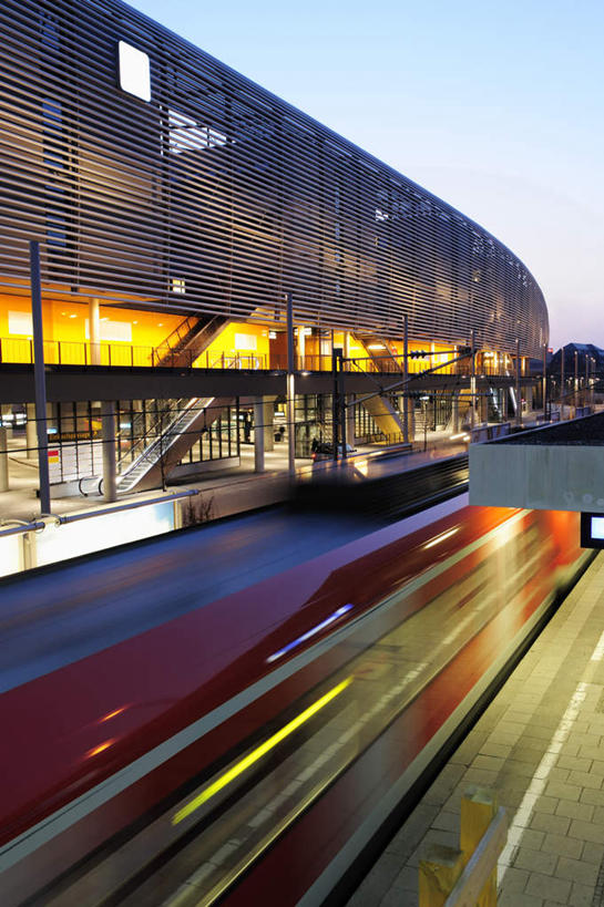 无人,竖图,俯视,室外,白天,度假,美景,城市风光,城市,电梯,火车,车站,照明,德国,欧洲,朦胧,模糊,壁灯,电动扶梯,景观,灯光,自动扶梯,站台,运输工具,娱乐,月台,车,灯,蓝色,蓝天,天空,灯具,交通工具,天,享受,休闲,景色,放松,晴朗,照亮,照明设备,西欧,载具,万里无云,德意志联邦共和国,巴伐利亚,巴伐利亚州,拜恩州,拜恩自由州,晴空,晴空万里,彩图,高角度拍摄,扶手电梯,升降设备,运输带,自动行人电梯,电扶梯