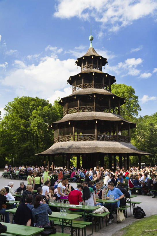 西方人,栏杆,站,坐,说,竖图,室外,白天,正面,旅游,度假,讨论,植物,餐桌,桌子,标志建筑,地标,建筑,杯子,椅子,德国,欧洲,欧洲人,行人,游客,游人,喝,喝水,阴影,服装,光线,包,瓦片,影子,屋顶,云,云朵,围栏,许多人,云彩,顶棚,瓦,旅行包,注视,休闲装,娱乐,建设,护栏,慕尼黑,路人,旅客,玻璃制品,树,树木,衣服,蓝色,绿色,白云,蓝天,天空,阳光,自然,背包,水杯,天,观察,看,站着,一群人,享受,休闲,休闲服,旅游胜地,放松,建造,服饰,生长,晴朗,成长,餐台,观看,察看,西欧,关注,屋瓦,德意志联邦共和国,首府,旅游包,巴伐利亚,巴伐利亚州,拜恩州,拜恩自由州,过客,交流,男人,男性,年轻男性,年轻女性,女人,女性,白种人,玻璃杯,晴空,沟通,讲话,交谈,商讨,说话,谈话,站立,坐着,半身,彩图,双肩包