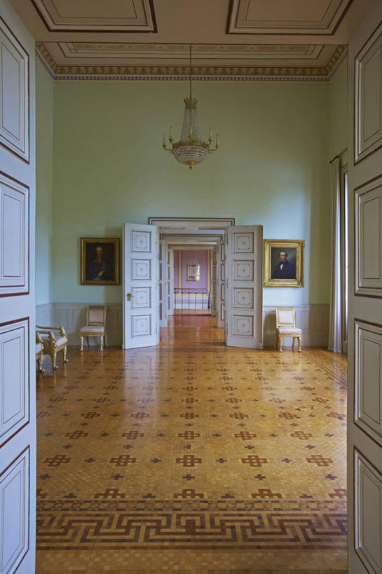 无人,竖图,室内,白天,正面,旅游,度假,门,标志建筑,地标,建筑,椅子,照明,一排,阴影,整齐,光线,瓷砖,地砖,影子,城堡,墙,屋顶,建筑群,灯光,水晶,地面,古典,娱乐,建设,吊灯,画像,墙壁,墙面,灯,排列,阳光,灯具,门框,打开,享受,休闲,放松,照亮,风格,开启,照明设备,水晶制品,彩图