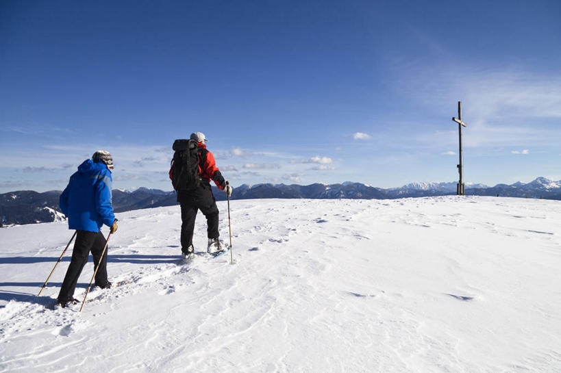 两个人,横图,室外,白天,锻炼,旅游,度假,运动,山,山脉,雪,大雪,阿尔卑斯山,脚印,阴影,光线,工具,器材,影子,积雪,山峰,雪景,冬季,冬天,山峦,娱乐,运动器械,背面,蓝色,蓝天,天空,阳光,群山,天,享受,休闲,器械,健身器械,放松,寒冷,拐杖,滑雪杖,足迹,室外运动,健身器材,户外运动,滑雪服,滑雪装备,雪鞋,严寒,辅助设备,行踪,脚迹,男人,男性,年轻男性,彩图,全身,健身,运动器材