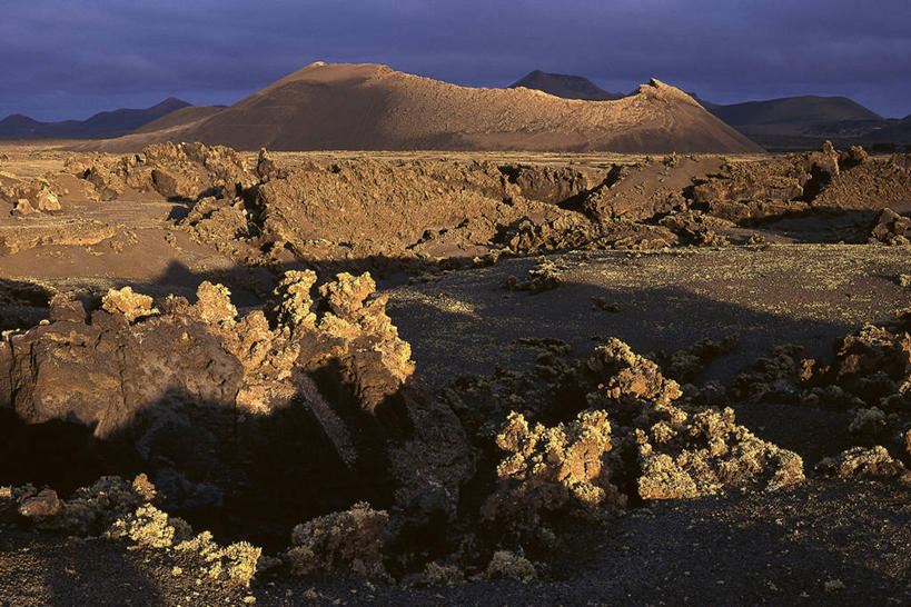 无人,横图,俯视,室外,白天,火山,美景,西班牙,欧洲,阴影,光线,影子,景观,蓝色,蓝天,天空,阳光,自然,天,景色,熔岩,晴朗,连绵,绵延,加纳利群岛,南欧,自然风光,加那利群岛,万里无云,西班牙王国,联贯,兰萨罗特岛,活火山,死火山,休眠火山,晴空,晴空万里,彩图,高角度拍摄