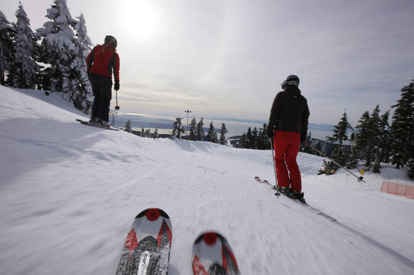 西方人,两个人,伙伴,朋友,站,横图,室外,白天,旅游,度假,友谊,美景,山,雪,雪山,植物,大雪,松树,帽子,欧洲,加拿大,欧洲人,握,阴影,服装,光线,工具,器材,头盔,影子,冰,积雪,景观,山峰,雪景,冬季,冬天,山峦,拿,拿着,注视,休闲装,娱乐,运动器械,树,树木,背面,衣服,绿色,阳光,自然,安全帽,观察,看,站着,享受,休闲,休闲服,器械,健身器械,景色,放松,寒冷,握着,服饰,生长,成长,拐杖,观看,滑雪杖,察看,冰冷,北美,北美洲,关注,自然风光,坚定,美洲,健身器材,滑雪装备,北亚美利加洲,亚美利加洲,长寿,严寒,辅助设备,冰凉,酷寒,凛冽,凛凛,贞洁,极冷,卑诗省,不列颠哥伦比亚,不列颠哥伦比亚省,温哥华,友情,女人,女性,中年女性,白种人,站立,彩图,全身,运动器材