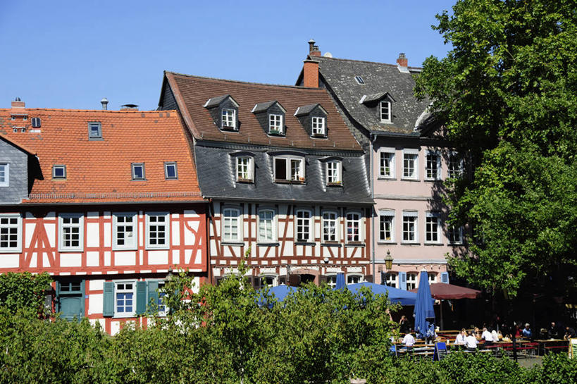 无人,家,横图,室外,白天,正面,旅游,度假,植物,别墅,窗户,桌子,标志建筑,地标,建筑,路灯,椅子,照明,德国,欧洲,阴影,光线,伞,瓦片,影子,雨伞,遮阳伞,房屋,墙,屋顶,屋子,公寓,灯光,顶棚,瓦,娱乐,阳伞,建设,洋房,楼房,玻璃窗,墙壁,墙面,住宅,灯,树,树木,蓝色,绿色,蓝天,天空,阳光,自然,天,享受,休闲,旅游胜地,放松,建造,生长,晴朗,成长,照亮,照明设备,西欧,屋瓦,万里无云,德意志联邦共和国,黑森州,晴空,晴空万里,彩图,房子