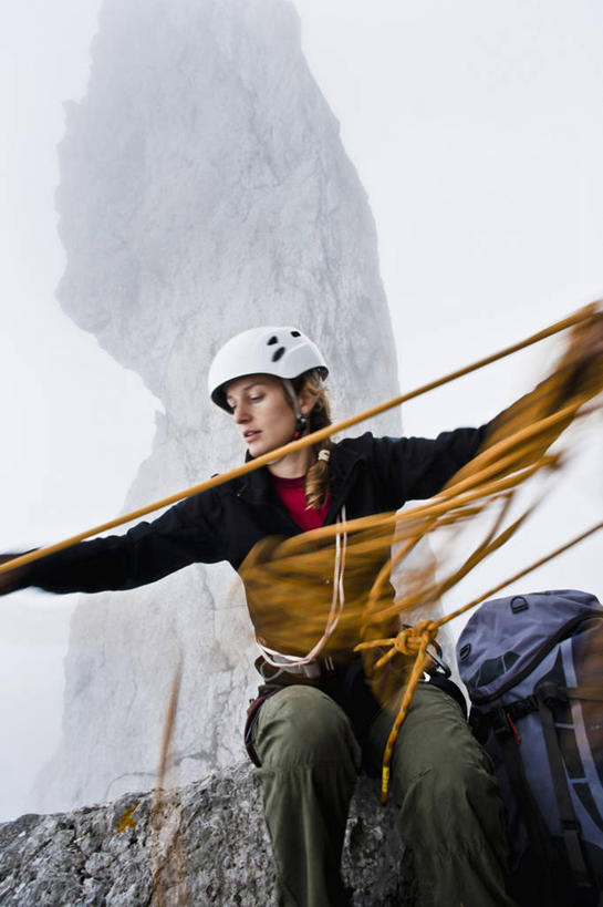 西方人,手,一个人,坐,竖图,室外,白天,正面,运动服,锻炼,旅游,度假,安全,运动,石头,雾,帽子,奥地利,欧洲,欧洲人,仅一个年轻女性,仅一个女性,仅一个人,握,阴影,服装,朦胧,模糊,光线,包,石子,头盔,影子,带子,防护,拿,旅行包,拿着,扭头,注视,娱乐,衣服,阳光,安全带,安全帽,背包,绳子,观察,看,转头,享受,休闲,手部,放松,握着,服饰,观看,保护,绳索,迷雾,察看,衣着,穿着,关注,室外运动,保险,户外运动,中欧,安全绳,保全,周全,安稳,安定,奥地利共和国,蒂罗尔,蒂罗尔州,旅游包,衣饰,平安,年轻女性,女人,女性,白种人,石块,岩石,大雾,坐着,半身,彩图,健身,双肩包,运动装