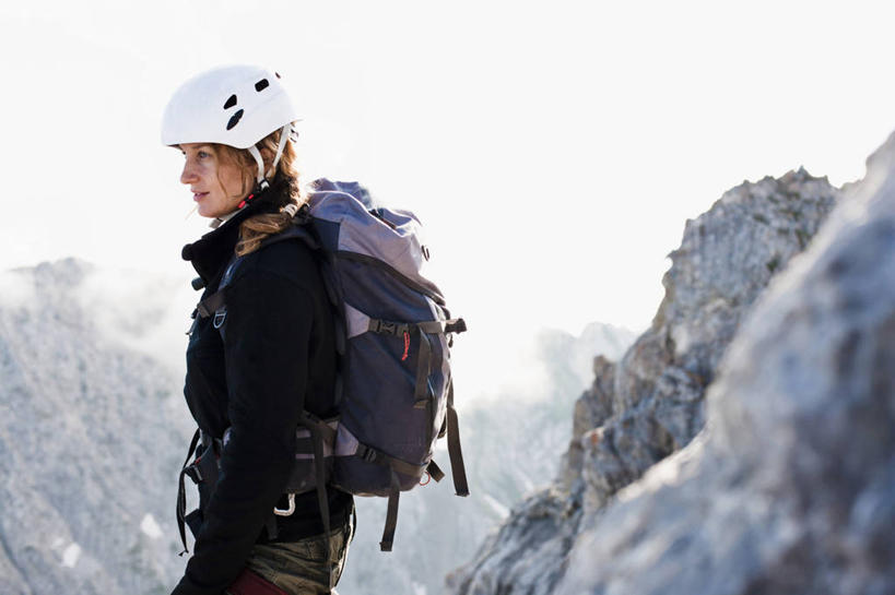 西方人,手,一个人,站,笑,微笑,横图,室外,白天,侧面,运动服,锻炼,旅游,度假,运动,石头,雾,帽子,奥地利,欧洲,欧洲人,仅一个年轻女性,仅一个女性,仅一个人,阴影,服装,朦胧,模糊,光线,包,石子,头盔,影子,旅行包,娱乐,衣服,阳光,背包,扶,观察,站着,享受,休闲,手部,放松,服饰,观看,迷雾,察看,扶着,衣着,穿着,关注,室外运动,户外运动,中欧,奥地利共和国,蒂罗尔,蒂罗尔州,旅游包,衣饰,年轻女性,女人,女性,白种人,石块,岩石,大雾,站立,半身,彩图,健身,双肩包,运动装