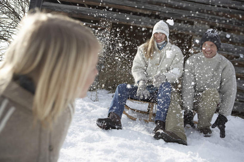 西方人,儿童,三个人,家庭,夫妻,母亲,父亲,女儿,栏杆,坐,闭眼,笑,微笑,露齿笑,横图,室外,白天,侧面,爱情,纯洁,雪,大雪,欧洲,欧洲人,阴影,服装,光线,影子,栅栏,积雪,篱笆,雪景,冬季,冬天,围栏,浪漫,休闲装,护栏,相视,小孩,衣服,红色,阳光,休闲,游玩,温暖,温馨,父女,母女,三口之家,一家人,面对面,休闲服,恩爱,父爱,寒冷,可爱,母爱,童年,童趣,恋人,服饰,对视,和睦,相对,打雪仗,童真,烂漫,无邪,相看,严寒,顽耍,天真,男人,男性,年轻男性,年轻女性,女孩,女人,女性,白种人,孩子,年轻人,夫妇,情侣,闭眼睛,闭着眼,闭着眼睛,玩耍,坐着,半身,彩图,伴侣,融洽,女生