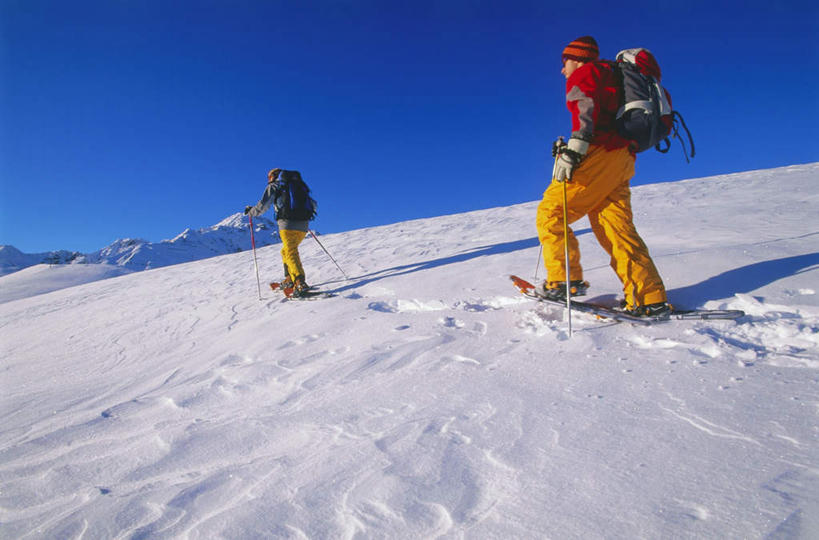 西方人,背,两个人,走,横图,室外,白天,仰视,旅游,度假,美景,山,雪,雪山,大雪,奥地利,欧洲,欧洲人,脚印,阴影,光线,包,影子,冰,积雪,景观,山峰,雪景,云,云朵,冬季,冬天,山峦,云彩,旅行包,娱乐,两个,蓝色,白云,蓝天,天空,阳光,自然,背包,天,背着,享受,休闲,景色,放松,寒冷,足迹,冰冷,自然风光,中欧,严寒,奥地利共和国,旅游包,冰凉,酷寒,凛冽,凛凛,极冷,行踪,脚迹,背负,男人,男性,年轻男性,年轻女性,女人,女性,白种人,步行,散步,走路,彩图,低角度拍摄,全身,双肩包