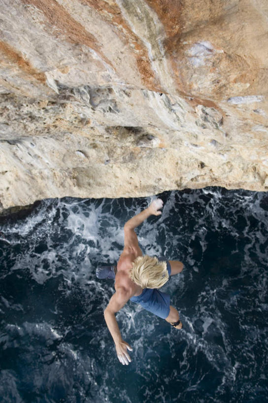 游泳,西方人,一个人,竖图,俯视,室外,白天,旅游,度假,石头,美景,水,西班牙,欧洲,欧洲人,仅一个男性,仅一个人,阴影,波纹,光线,石子,液体,影子,景观,水滴,涟漪,水潭,娱乐,仅一个年轻男性,水纹,阳光,自然,波浪,享受,休闲,景色,放松,南欧,自然风光,水晕,西班牙王国,泅水,拍浮,男人,男性,年轻男性,白种人,石块,岩石,彩图,高角度拍摄,全身