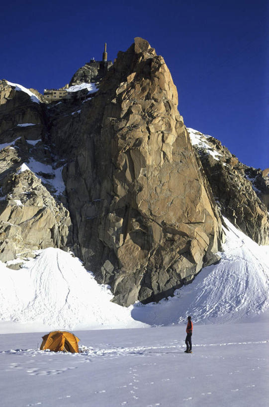 西方人,一个人,站,竖图,室外,白天,侧面,旅游,度假,石头,美景,山,雪,雪山,大雪,法国,欧洲,阿尔卑斯山,欧洲人,仅一个男性,仅一个人,仅一个中年男性,阴影,光线,石子,影子,帐篷,冰,积雪,景观,山峰,雪景,冬季,冬天,山峦,娱乐,蓝色,蓝天,天空,阳光,自然,天,站着,享受,休闲,景色,放松,寒冷,连绵,冰冷,绵延,自然风光,勃朗峰,法兰西共和国,法兰西第五共和国,严寒,冰凉,酷寒,凛冽,凛凛,极冷,联贯,霞慕尼,男人,男性,中年男性,白种人,石块,岩石,站立,彩图,全身