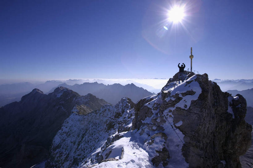 西方人,一个人,横图,室外,白天,正面,山,太阳,雪,雪山,大雪,德国,欧洲,欧洲人,仅一个男性,仅一个人,仅一个中年男性,阴影,光线,影子,冰,积雪,山峰,雪景,冬季,冬天,山峦,蓝色,蓝天,天空,阳光,天,寒冷,晴朗,冰冷,西欧,万里无云,德意志联邦共和国,严寒,冰凉,酷寒,凛冽,凛凛,极冷,巴伐利亚,巴伐利亚州,拜恩州,拜恩自由州,男人,男性,中年男性,白种人,晴空,晴空万里,彩图,全身