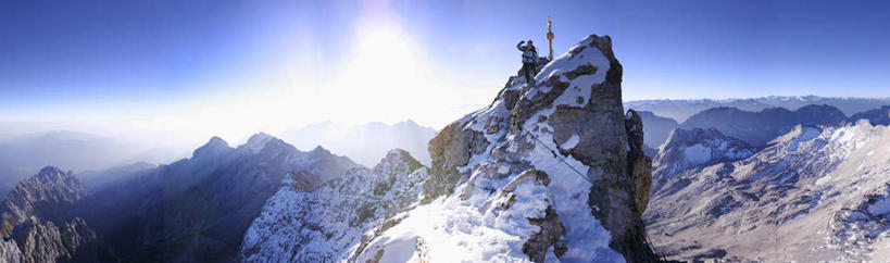 西方人,一个人,横图,俯视,航拍,室外,白天,山,太阳,雪,雪山,大雪,德国,欧洲,欧洲人,仅一个男性,仅一个人,仅一个中年男性,阴影,光线,影子,冰,积雪,山峰,雪景,冬季,冬天,山峦,蓝色,蓝天,天空,阳光,天,寒冷,晴朗,冰冷,西欧,鸟瞰,万里无云,德意志联邦共和国,严寒,冰凉,酷寒,凛冽,凛凛,极冷,巴伐利亚,巴伐利亚州,拜恩州,拜恩自由州,男人,男性,中年男性,白种人,晴空,晴空万里,彩图,高角度拍摄,全身