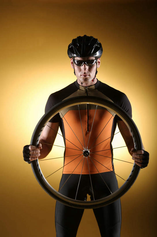 西方人,头,手,一个人,站,竖图,室内,白天,正面,锻炼,运动,自行车,帽子,欧洲,欧洲人,仅一个男性,仅一个人,戴,握,黄色背景,墨镜,头盔,眼镜,拿,拿着,车,脚踏车,仅一个年轻男性,安全帽,轮胎,太阳镜,太阳眼镜,交通工具,站着,手部,遮阳镜,握着,摄影,影棚,戴着,载具,顽强,体育,男人,男性,年轻男性,白种人,头部,站立,半身,彩图,影棚拍摄,健身,拍摄