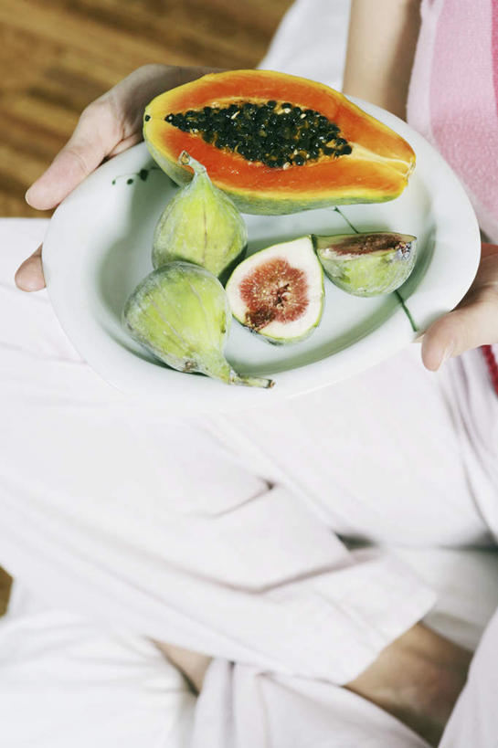 西方人,一个人,坐,盘腿,竖图,俯视,室内,白天,地板,木瓜,水果,纺织品,欧洲,欧洲人,仅一个年轻女性,仅一个女性,仅一个人,握,服装,新鲜,装饰,毛毯,毯子,陶瓷,生食,食品,果实,陶瓷制品,地面,拿,拿着,注视,休闲装,木地板,食物,纺织,衣服,盘子,容器,垫子,碗,观察,看,休闲,温暖,休闲服,握着,服饰,有机食品,绿色食品,观看,储藏,华丽,修饰,点缀,察看,储存,关注,衬托,美观,雅致,雅观,奶匏,蓬生果,乳瓜,石瓜,万寿匏,年轻女性,女人,女性,白种人,万寿果,番木瓜,盘腿而坐,盘膝,盘着腿的,盘着腿坐,双腿交叉,坐着,半身,彩图,高角度拍摄,贮存