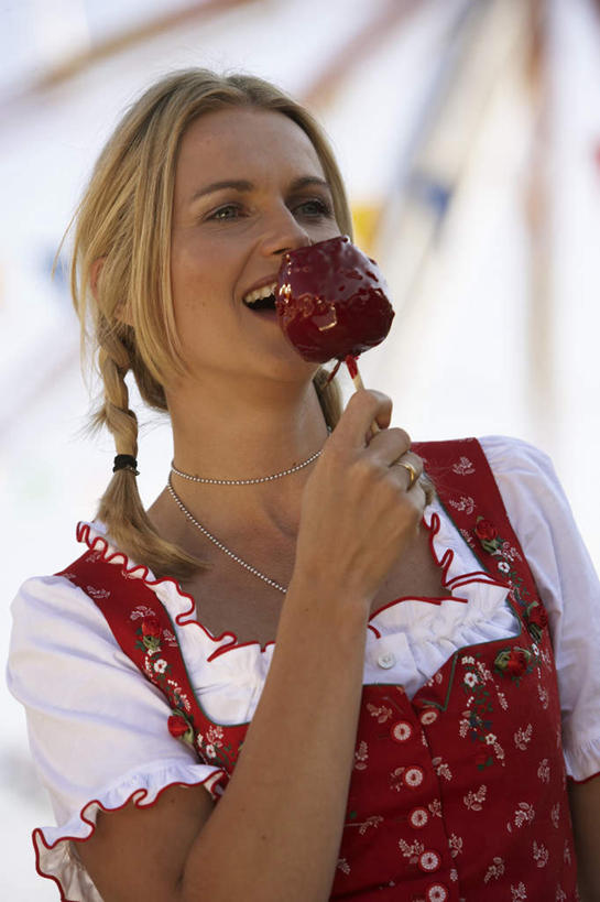 西方人,一个人,吃,竖图,室外,白天,正面,苹果,水果,德国,欧洲,欧洲人,仅一个女性,仅一个人,阴影,服装,朦胧,模糊,新鲜,光线,彩旗,影子,云,云朵,摩天轮,生食,食品,果实,拿,云彩,拿着,慕尼黑,食物,一个,衣服,红色,蓝色,白色,白云,蓝天,天空,阳光,天,仅一个中年女性,服饰,有机食品,绿色食品,精致,优美,衣着,西欧,穿着,精美,德意志联邦共和国,首府,巴伐利亚,巴伐利亚州,拜恩州,拜恩自由州,精彩,精巧,衣饰,女人,女性,中年女性,白种人,嚼,食,半身,彩图