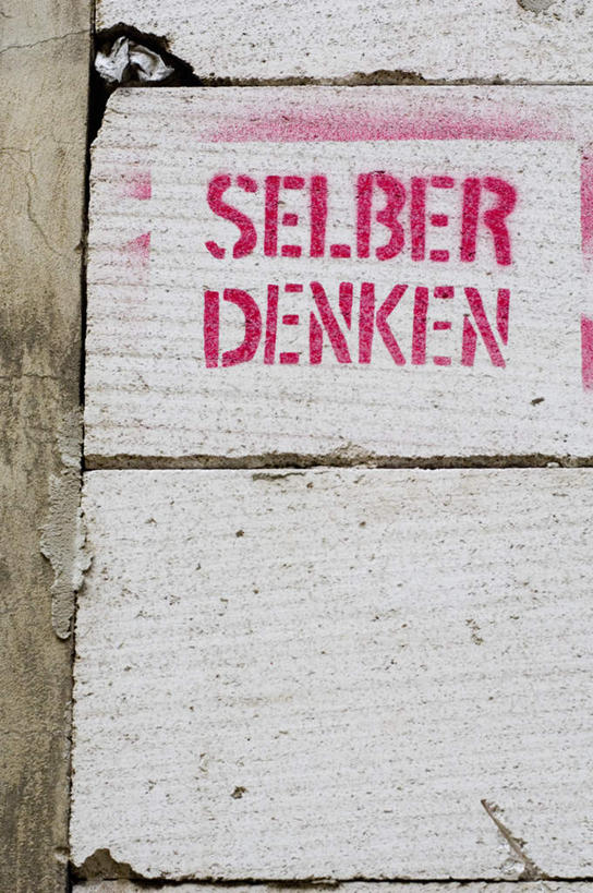 无人,家,竖图,室外,特写,白天,正面,德国,欧洲,阴影,光线,标志,牌子,文字,影子,字符,字母,房屋,屋子,标识,楼房,住宅,红色,阳光,西欧,德意志联邦共和国,彩图,房子