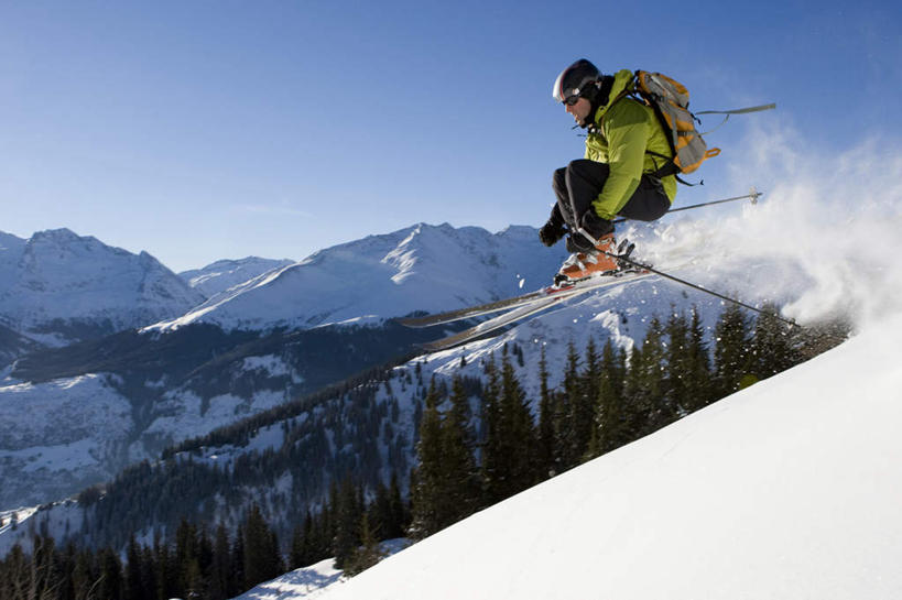 蹲,横图,室外,白天,侧面,旅游,度假,安全,美景,山,树林,雪,雪山,植物,大雪,松树,帽子,瑞士,欧洲,阴影,服装,光线,包,工具,器材,头盔,眼镜,影子,冰,积雪,景观,山峰,雪景,冬季,冬天,防护,山峦,旅行包,注视,休闲装,娱乐,运动器械,树,树木,衣服,蓝色,绿色,蓝天,天空,阳光,自然,安全帽,背包,天,观察,看,享受,休闲,休闲服,器械,健身器械,景色,放松,寒冷,服饰,生长,晴朗,成长,拐杖,观看,护目镜,保护,滑雪杖,察看,冰冷,关注,自然风光,坚定,保险,健身器材,滑雪装备,中欧,万里无云,保全,周全,安稳,安定,长寿,严寒,辅助设备,瑞士联邦,旅游包,冰凉,酷寒,凛冽,凛凛,贞洁,极冷,安全防护眼镜,格劳宾登州,格劳宾登,平安,晴空,晴空万里,蹲着,彩图,全身,防护眼镜,双肩包,运动器材