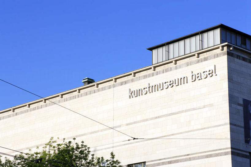 无人,横图,室外,白天,仰视,旅游,度假,美景,植物,瑞士,欧洲,阴影,光线,英文,标志,文字,影子,字符,字母,墙,景观,娱乐,标识,墙壁,墙面,树,树木,蓝色,绿色,蓝天,天空,阳光,自然,天,享受,休闲,景色,放松,生长,晴朗,成长,英文字母,自然风光,中欧,万里无云,瑞士联邦,巴塞尔城市州,晴空,晴空万里,彩图,低角度拍摄