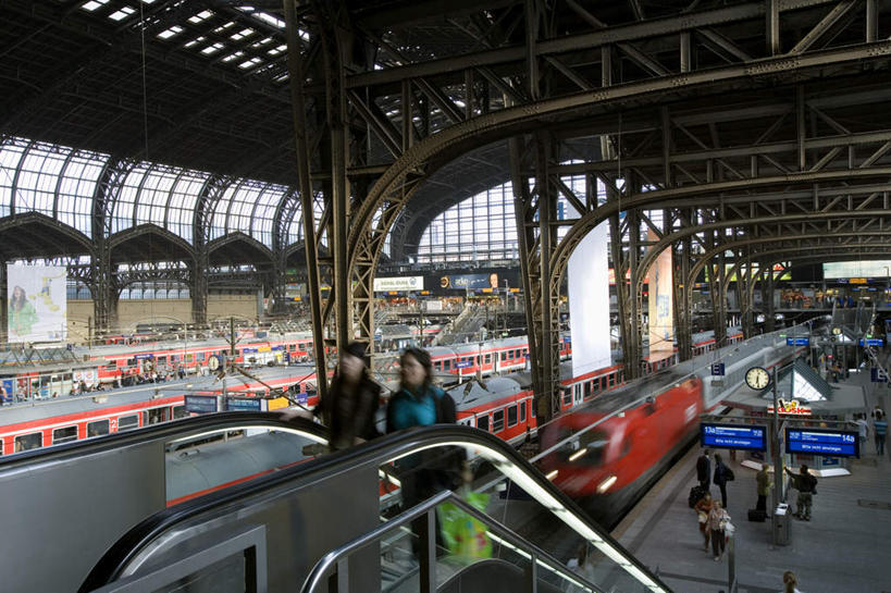 西方人,站,走,横图,室内,白天,正面,电梯,路,铁路,火车,车站,欧洲,欧洲人,握,服装,朦胧,模糊,时间,时钟,电动扶梯,轨道,自动扶梯,站台,交通,铁轨,运输工具,许多人,拿,计时,拿着,注视,休闲装,月台,车,衣服,挂钟,钟表,交通工具,观察,看,站着,一群人,休闲,休闲服,表,握着,运输,服饰,观看,察看,关注,载具,男人,男性,年轻男性,年轻女性,女人,女性,白种人,钟,步行,散步,站立,走路,彩图,全身,扶手电梯,升降设备,运输带,自动行人电梯,电扶梯