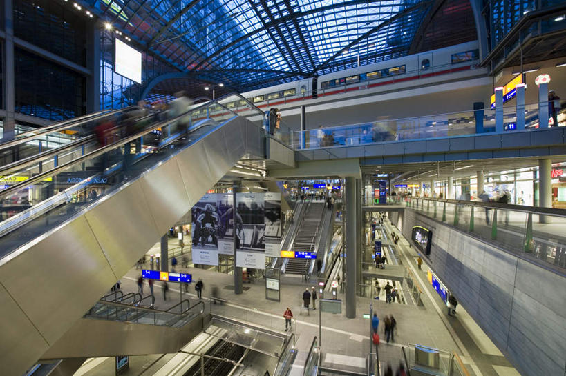 西方人,站,走,横图,室内,白天,正面,电梯,路,铁路,火车,车站,照明,欧洲,欧洲人,阴影,服装,朦胧,模糊,光线,壁灯,影子,电动扶梯,灯光,轨道,自动扶梯,站台,交通,铁轨,运输工具,许多人,休闲装,月台,车,灯,衣服,灯具,交通工具,站着,一群人,休闲,休闲服,运输,服饰,照亮,照明设备,载具,男人,男性,年轻男性,年轻女性,女人,女性,白种人,步行,散步,站立,走路,彩图,全身,扶手电梯,升降设备,运输带,自动行人电梯,电扶梯