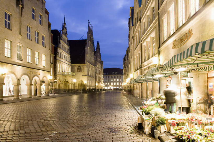 无人,家,横图,室外,白天,正面,旅游,度假,日出,太阳,标志建筑,地标,建筑,路灯,照明,德国,欧洲,阴影,光线,影子,堡垒,城堡,房屋,屋子,灯光,朝霞,晨曦,黎明,娱乐,货摊,建设,楼房,住宅,灯,花卉,阳光,享受,休闲,旅游胜地,放松,照亮,花草,照明设备,西欧,要塞,德意志联邦共和国,北威州,北莱茵.威斯特法伦州,朝阳,彩图,破晓,房子