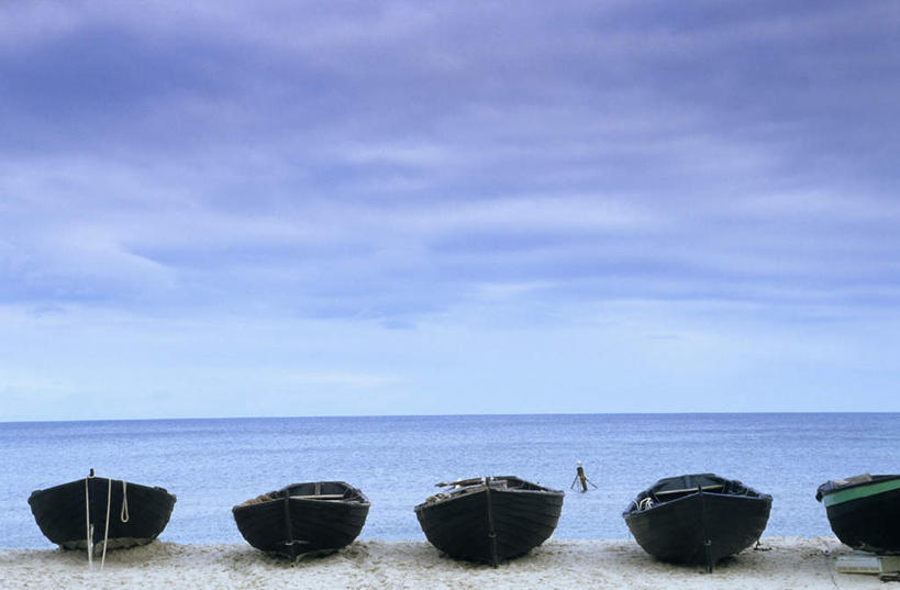 无人,横图,室外,白天,正面,度假,海浪,海洋,美景,沙滩,城市风光,城市,船,德国,欧洲,一排,阴影,整齐,光线,沙子,影子,海岸,景观,浪花,云,云朵,木船,沙地,云彩,娱乐,排列,蓝色,白云,蓝天,天空,阳光,海水,交通工具,天,享受,休闲,景色,放松,晴朗,舟,西欧,队列,载具,海景,五艘,德意志联邦共和国,梅克伦堡.前波美拉尼亚州,梅克伦堡.前波美拉尼亚,大海,风浪,海,海水的波动,海滩,近岸浪,涌浪,晴空,彩图