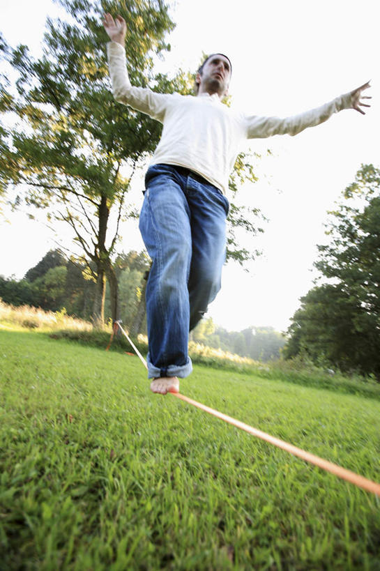 西方人,一个人,走,竖图,室外,白天,仰视,锻炼,旅游,度假,运动,草地,草坪,美景,植物,欧洲,欧洲人,仅一个男性,仅一个人,阴影,服装,裤子,光线,影子,景观,注视,牛仔裤,休闲装,娱乐,草,树,树木,仅一个年轻男性,衣服,蓝色,绿色,蓝天,天空,阳光,自然,绳子,天,观察,看,享受,休闲,休闲服,景色,放松,平衡,服饰,生长,晴朗,成长,观看,绳索,察看,关注,自然风光,室外运动,户外运动,万里无云,均衡,男人,男性,年轻男性,白种人,晴空,晴空万里,步行,散步,走路,彩图,低角度拍摄,全身,健身