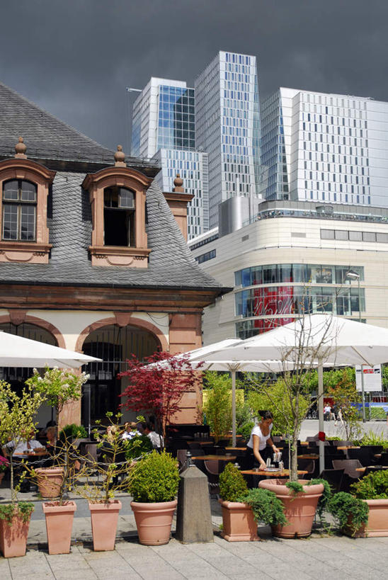 西方人,餐厅,家,高楼大厦,站,坐,竖图,室外,白天,正面,度假,美景,植物,餐桌,桌子,城市风光,标志建筑,城市,大厦,地标,建筑,摩天大楼,椅子,德国,欧洲,欧洲人,阴影,服装,光线,盆栽,伞,瓦片,影子,雨伞,遮阳伞,房屋,屋顶,屋子,景观,公寓,盆景,许多人,顶棚,瓦,注视,休闲装,娱乐,阳伞,建设,洋房,楼房,住宅,衣服,绿色,阳光,自然,观察,看,站着,一群人,享受,休闲,休闲服,景色,放松,建造,服饰,生长,成长,餐台,观看,察看,西欧,关注,屋瓦,德意志联邦共和国,黑森州,男人,男性,年轻男性,年轻女性,女人,女性,白种人,站立,坐着,彩图,全身,房子,餐馆,大楼,饭店,饭馆,高层建筑,高楼,咖啡馆,摩天楼