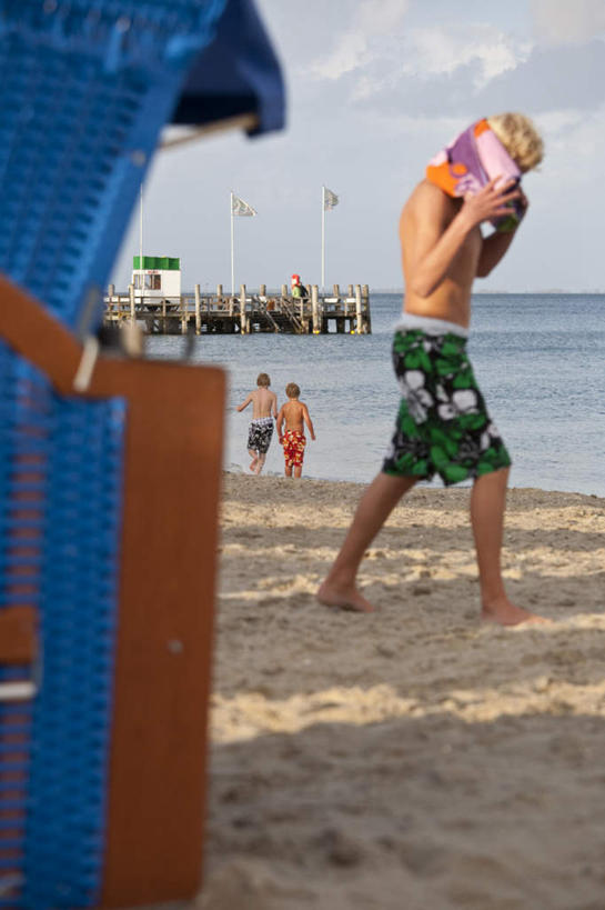 西方人,儿童,三个人,伙伴,朋友,竖图,室外,白天,侧面,旅游,度假,友谊,纯洁,海洋,沙滩,椅子,欧洲,欧洲人,阴影,光线,沙子,影子,木椅,躺椅,海岸,云,云朵,沙地,云彩,娱乐,小孩,蓝色,白云,蓝天,天空,阳光,海水,天,享受,休闲,放松,可爱,童年,童趣,沙滩裤,晴朗,游泳裤,海景,童真,烂漫,无邪,天真,友情,男孩,男人,男性,白种人,旗,大海,海,海滩,晴空,彩图,全身,男生