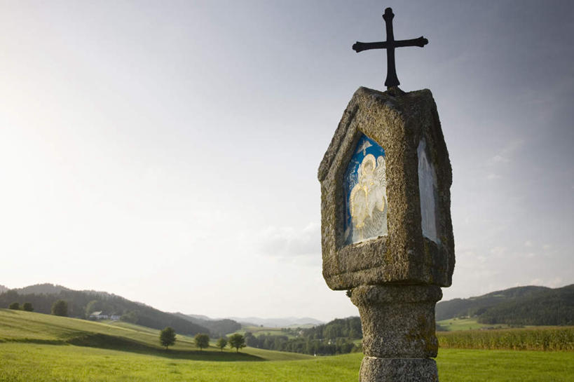 无人,家,横图,室外,白天,正面,旅游,度假,草地,草坪,美景,植物,奥地利,欧洲,阴影,节日,光线,十字架,影子,房屋,屋子,景观,文化,娱乐,楼房,住宅,草,树,树木,蓝色,绿色,蓝天,天空,阳光,自然,天,祈祷,享受,休闲,健康,景色,放松,许愿,宗教,信仰,生长,晴朗,成长,纪念,祈求,神殿,自然风光,中欧,万里无云,奥地利共和国,上奥地利,上奥地利州,平安,晴空,晴空万里,彩图,房子