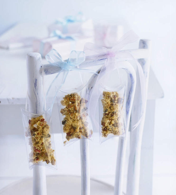 牛奶,无人,竖图,俯视,室内,特写,白天,白色背景,桌面,桌子,袋子,礼盒,礼物,椅子,吊挂,悬挂,阴影,朦胧,模糊,光线,木制,棒棒糖,丝绸,丝带,影子,纸盒,塑料,木椅,食品,糖,糖果,甜点,甜品,缎带,饮品,营养,挂,绸带,盒子,食物,饮料,包装盒,木制品,塑料制品,礼品盒,甜食,摄影,礼品,影棚,乳制品,奶,塑封,安神,彩图,高角度拍摄,影棚拍摄,拍摄,密封袋,塑封袋