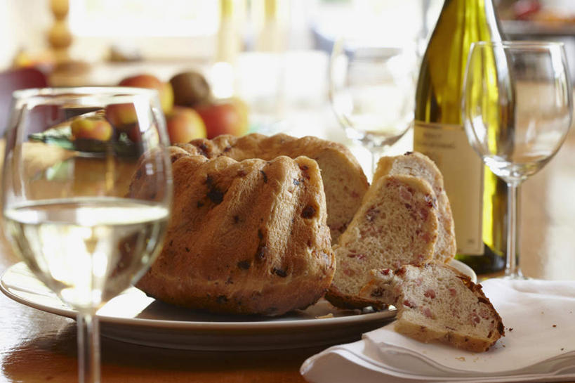 红酒,葡萄酒,无人,横图,室内,特写,白天,正面,烹饪,西餐,餐桌,桌子,葡萄,杯子,餐具,阴影,朦胧,模糊,反射,碟子,高脚杯,盘,影子,料理,食品,红酒杯,白葡萄酒,酒类,红酒瓶,菜肴,美食,玻璃制品,酒,酒瓶,食物,饮料,盘子,玻璃瓶,酒杯,瓶子,碟,葡萄干,西式,佳肴,餐台,葡萄酒杯,葡萄酒瓶,蛋饼,乳蛋饼,乌珠木,玻璃杯,山葫芦,蒲桃,草龙珠,彩图