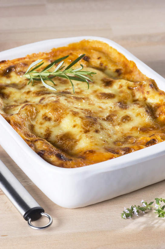 奶酪,无人,竖图,俯视,室内,特写,白天,烹饪,西餐,餐桌,桌子,阴影,反射,影子,勺子,陶瓷,干酪,起司,料理,食品,陶瓷制品,土豆泥,芝士,营养,菜肴,美食,食物,容器,调羹,汤匙,碗,乳酪,西式,佳肴,餐台,储藏,迷迭香,乳制品,储存,发酵,海洋之露,马铃薯泥,薯蓉,彩图,高角度拍摄,芝士焗土豆泥,贮存