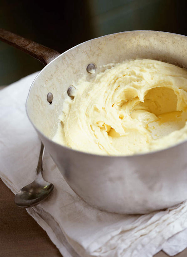 无人,竖图,俯视,室内,特写,白天,烹饪,餐桌,桌子,蔬菜,土豆,厨具,金属制品,阴影,新鲜,光线,金属,锅子,影子,勺子,食品,土豆泥,锅,食物,调羹,汤匙,两只,有机食品,绿色食品,餐台,锅具,烹饪用具,馍馍蛋,烹调用具,洋芋,山药蛋,马铃薯,烹调,彩图,高角度拍摄