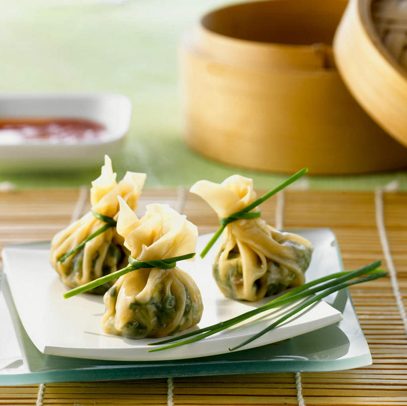 蒸笼,无人,横图,俯视,室内,特写,白天,烹饪,游戏,植物,桌面,桌子,菠菜,豆,蔬菜,餐具,厨具,阴影,竹制,新鲜,光线,木制,碟子,盘,影子,竹帘,葱,豆类,豆子,青葱,调料,酱料,酱汁,佐料,食品,调味品,玩,调味料,娱乐,酱,食物,盘子,木制品,碟,休闲,益智,有机食品,绿色食品,活动,面皮,竹制品,发泄,消遣,智力,绿豆,笼屉,烹饪用具,豆科,青小豆,宣泄,菉豆,植豆,烹调用具,鹦鹉菜,鼠根菜,角菜,红嘴绿鹦哥,赤根菜,菠薐菜,波斯草,烹调,玩耍,嬉戏,彩图,高角度拍摄