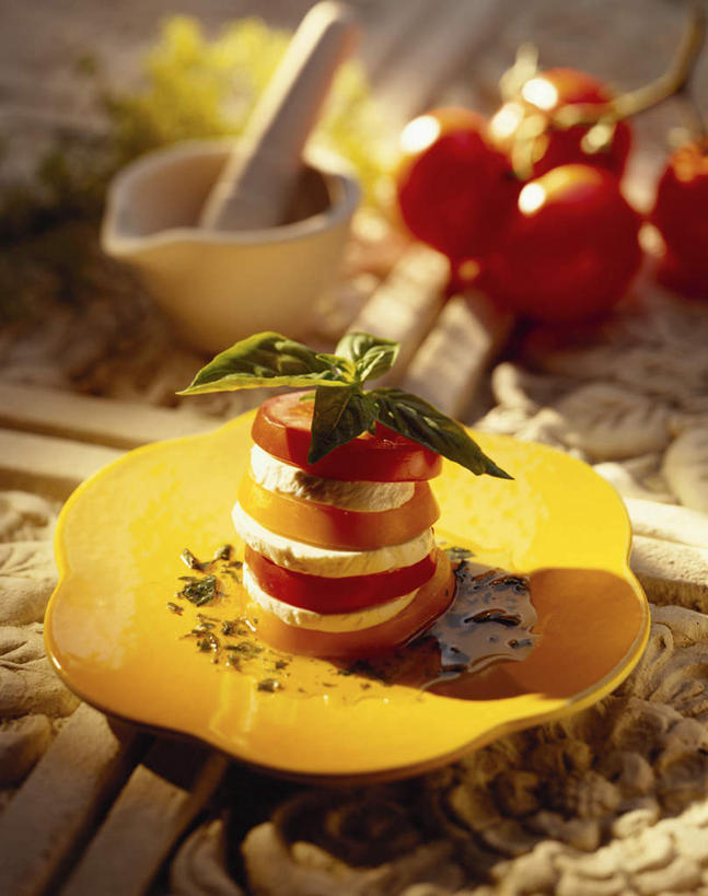 点心,无人,竖图,俯视,室内,特写,白天,烹饪,西餐,实验,仪器,餐桌,桌子,西红柿,餐具,叶子,雕塑,许多,阴影,朦胧,模糊,研究,艺术,装饰,分析,光线,化学,雕刻,雕像,碟子,盘,影子,三明治,料理,食品,甜点,甜品,绿叶,很多,菜肴,美食,食物,糕点,一只,盘子,工艺品,碟,快餐,甜食,奶油,嫩叶,器皿,西式,佳肴,餐台,纪念,美术,研磨,乳制品,主题,陈列,西式快餐,三文治,研杵,实验用品,研钵,功能,美学,激凌,克林姆,淇淋,叶,叶片,番茄,彩图,高角度拍摄