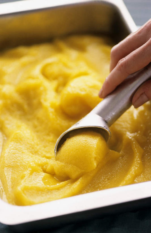 西方人,手,一个人,竖图,俯视,室内,特写,白天,金属制品,欧洲,欧洲人,仅一个女性,仅一个人,握,阴影,光线,金属,影子,勺子,冰激凌,清凉,拿,拿着,注视,一个,黄色,调羹,汤匙,冷饮,观察,看,仅一个中年女性,舒服,手部,冰淇淋,握着,单个,观看,单手,解暑,察看,关注,解渴,雪糕,舒爽,冰糕,消暑,冰激凌勺,女人,女性,中年女性,白种人,半身,彩图,高角度拍摄